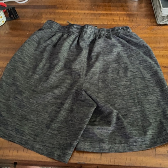 Under Armour short - Picture 2 of 2